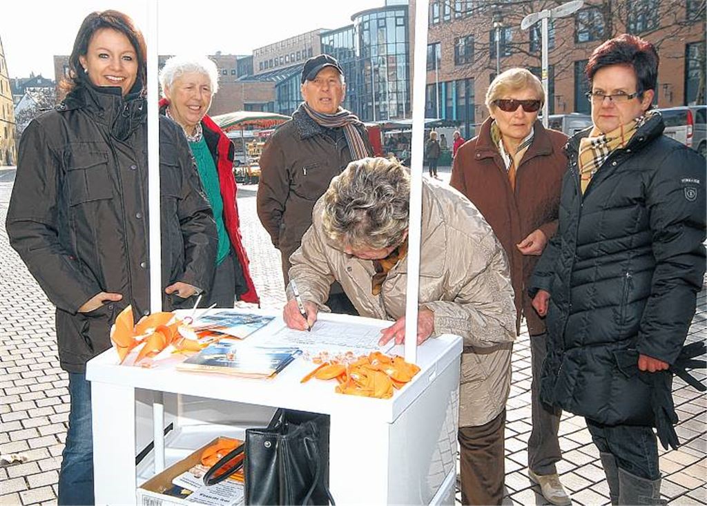 Die Abgeordnete Viktoria Schmid (li.) und Parteifreunde des CDU-Stadtverbands sammeln Stimmen für den Erhalt bestehender Polizeistrukturen und der Kriminalaußenstelle Mühlacker. 