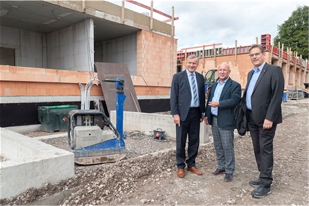 Die Abgeordneten Rülke (li.) und Schweickert (re.) informieren sich bei Caritas-Chef Lemke über den Stand der Dinge. Foto: Fotomoment