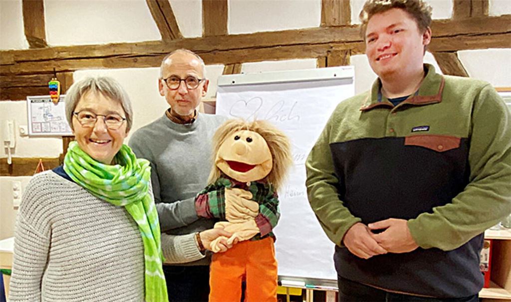Die Abgeordneten Stefanie Seemann und Felix Herkens (re.) mit Dr. Rüdiger Schilling und der Puppe „Heini“. Foto: privat