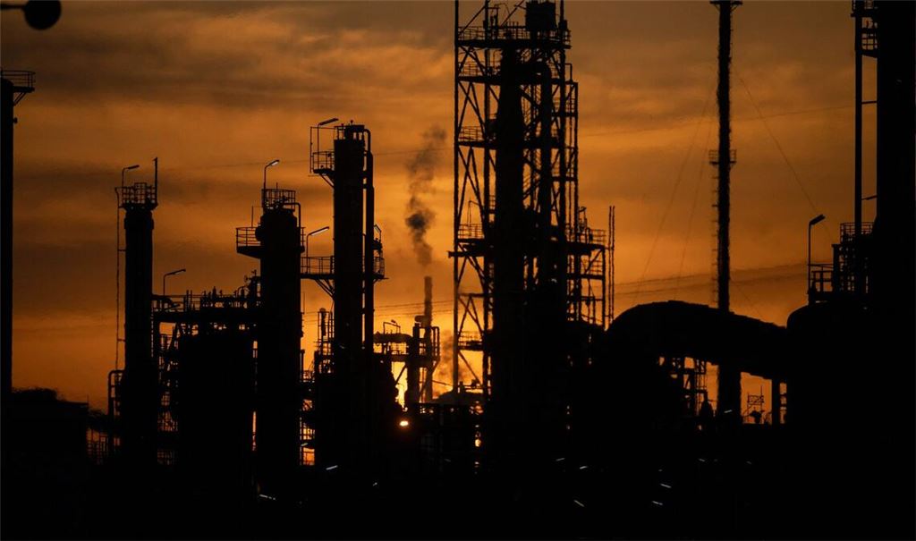 Die Abhängigkeit von globalen Krisen ist vielen in den Unternehmen bewusst, aktuell im Fokus: der Ölpreis. (Symbolfoto)