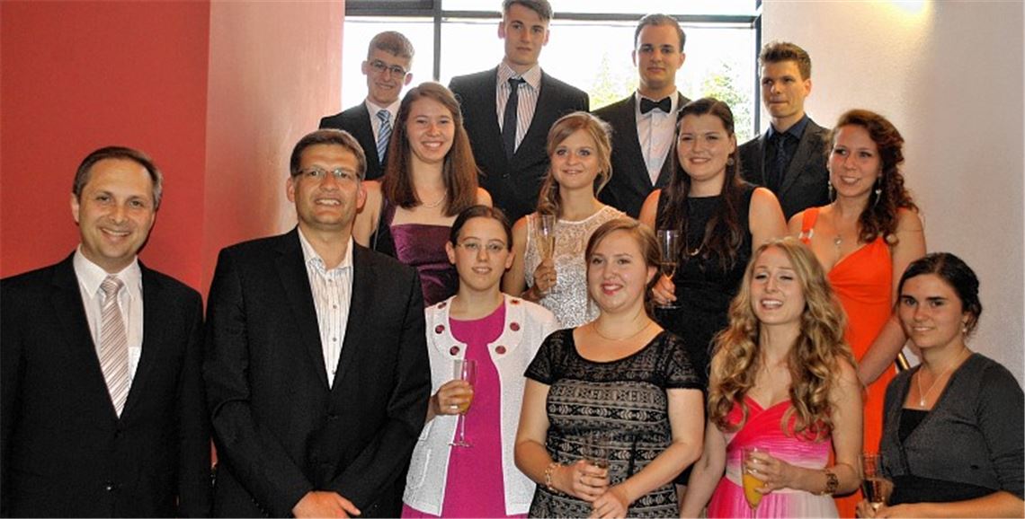 Die Abiturienten der Johann-Christoph-Blumhardt-Schule mit Schulleiter Reinhard Wurster (v. li) und Klasserlehrer Jan Schmidt-Daenecke.