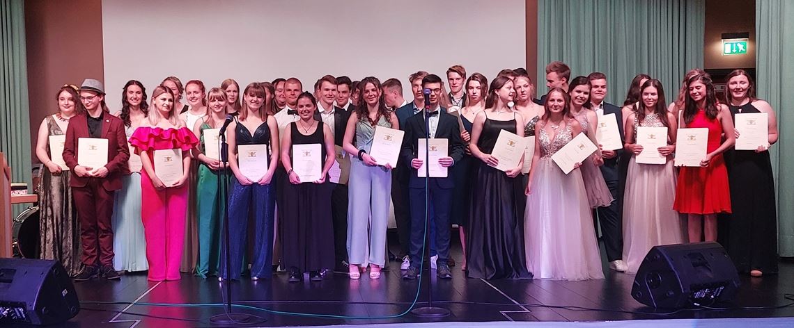 Die Abiturienten des Salzach-Gymnasiums Maulbronn.privat