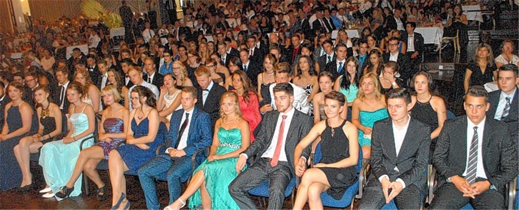 Die Abiturienten feiern im Mühlehof das Ende ihrer Schulzeit. Ihr Gesamtnotendurchschnitt beträgt 2,4. Fotos: Stahlfeld