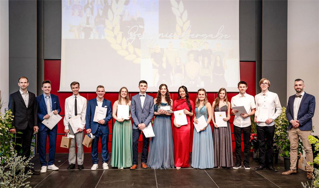 Die Abiturientinnen und Abiturienten des allgemeinbildenden Gymnasiums. Fotos: privat