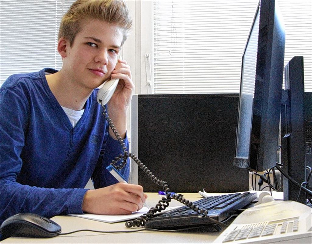 Die Abneigung gegen das Telefonieren abgelegt: Der 15-jährige Redaktions-Praktikant Maximilian Daß möchte Journalist werden Foto: Eigner