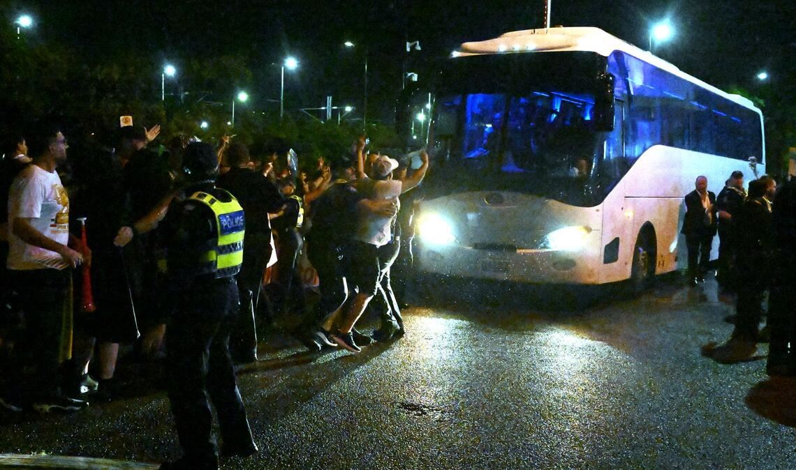 Die Abreise des iranischen Fußballteams vom Stadion war chaotisch.