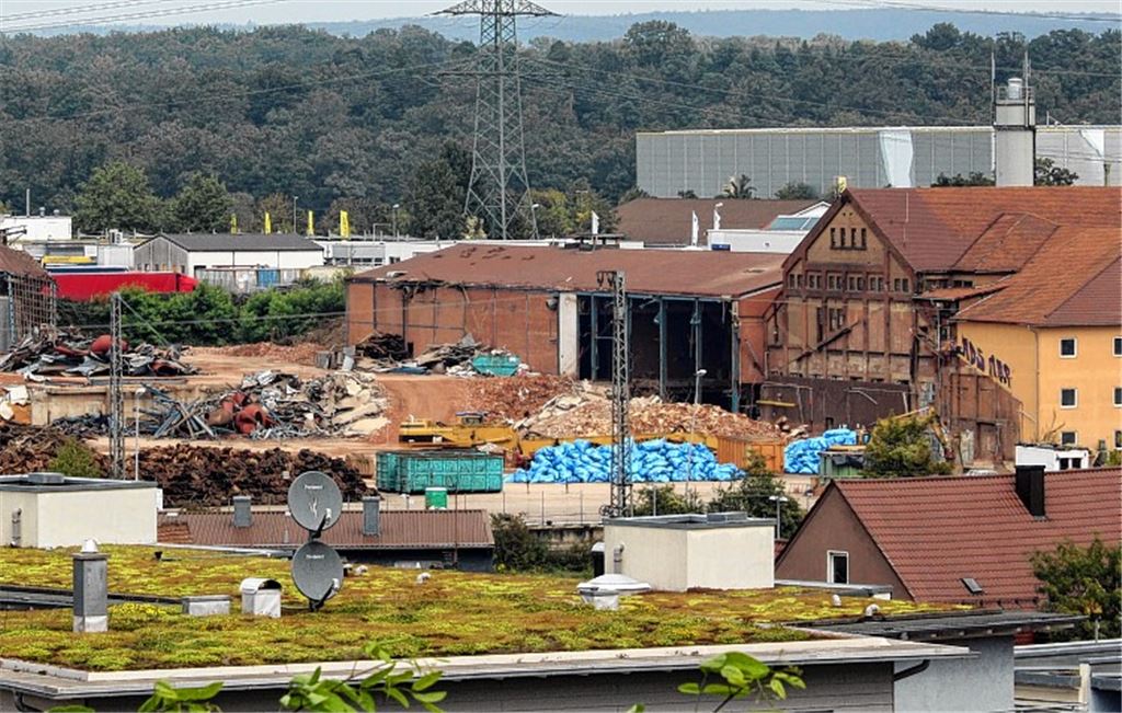 Die Abrissarbeiten gehen sichtbar voran: Das Ziegeleigelände hinterm Bahnhof verändert sich rasant.