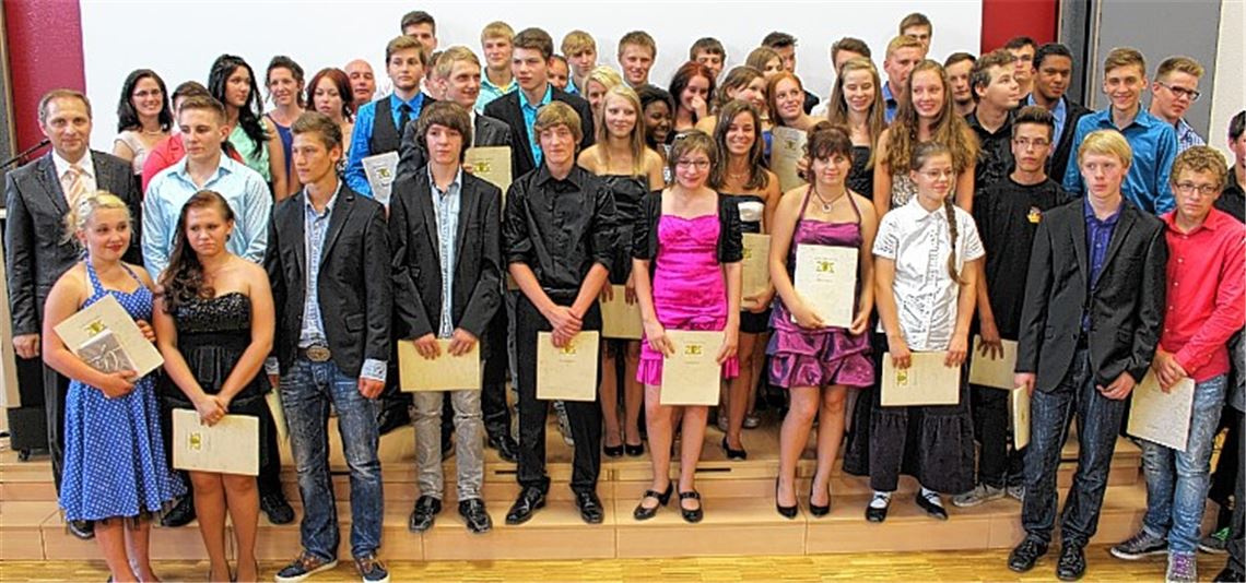Die Abschlussklassen der Werk- und Realschule der Christoph-Blumhardt-Schule in Lomersheim erhalten bei einer Feier ihre Zeugnisse.