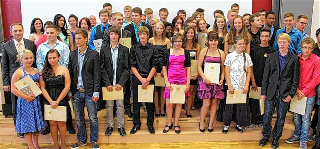 Die Abschlussklassen der Werk- und Realschule der Christoph-Blumhardt-Schule in Lomersheim erhalten bei einer Feier ihre Zeugnisse.