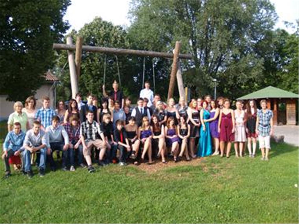 Die Abschlussschüler der Freien Schule Diefenbach mit ihren Klassenlehrern Stefan Taubert, Anita Schad und Dagmar Wöhr. 
Fotos: Filitz