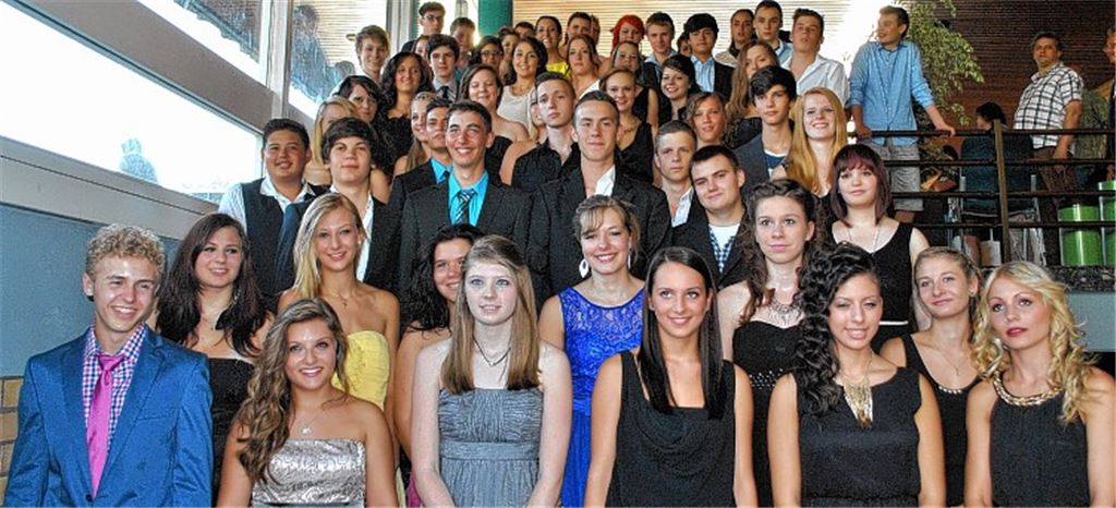 Die Absolventen der Illinger Schule. Jahrgangsbester ist Martin Kowollik (vorne links mit blauem Anzug.)