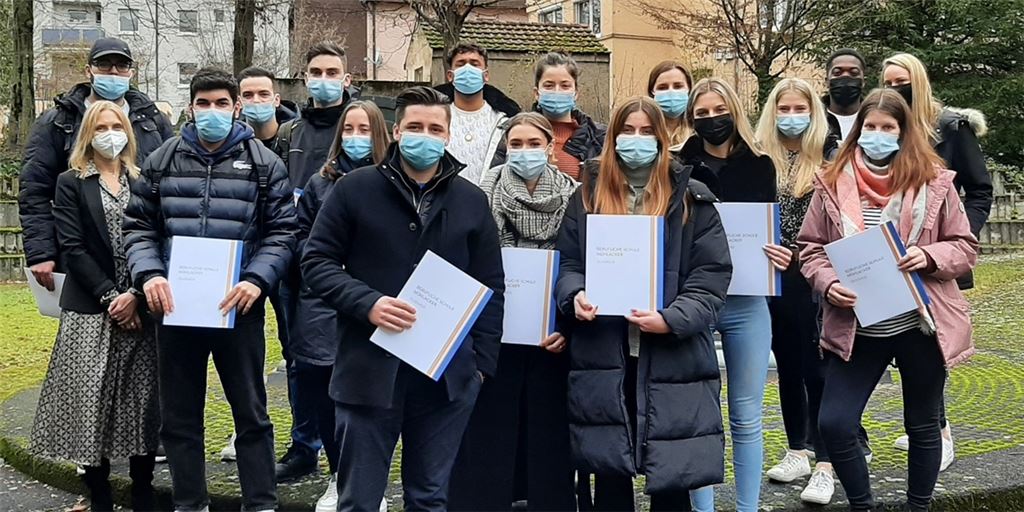 Die Absolventen der Winterprüfung an der Beruflichen Schule Mühlacker erhielten aus den Händen der stellvertretenden Schulleiterin Uta Talke-Trübenbach ihre Abschlusszeugnisse und Urkunden. Foto: privat