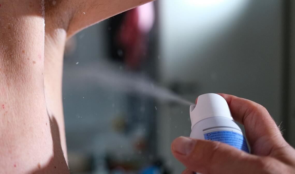 Die Achsel muss safe sein: Ein Mann sprüht Deodorant auf seine Achselhöhle. (Symbolbild)