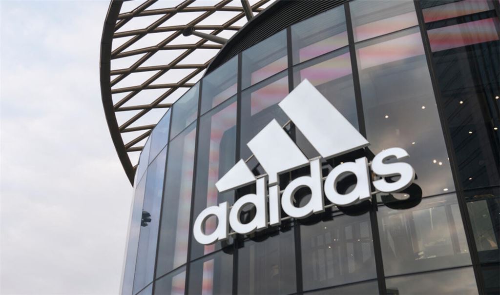 Die Adidas-Aktie hat seit Wochenbeginn rund 12 Prozent an Wert verloren. Erfahren Sie, warum die Prognosen des Unternehmens die Anleger enttäuscht haben und welche Faktoren den Kurs belasten.