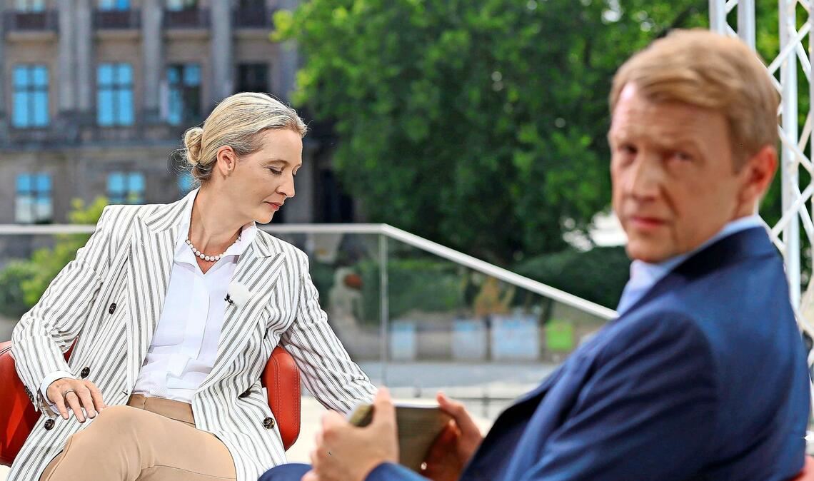 Die AfD ist gern zu Gast bei der ARD, wie hier im Juli 2025 Alice Weidel beim „Sommerinterview“ mit Markus Preiß. Trotzdem gehört sie zu den schärfsten Kritikern des öffentlich-rechtlichen Rundfunks.