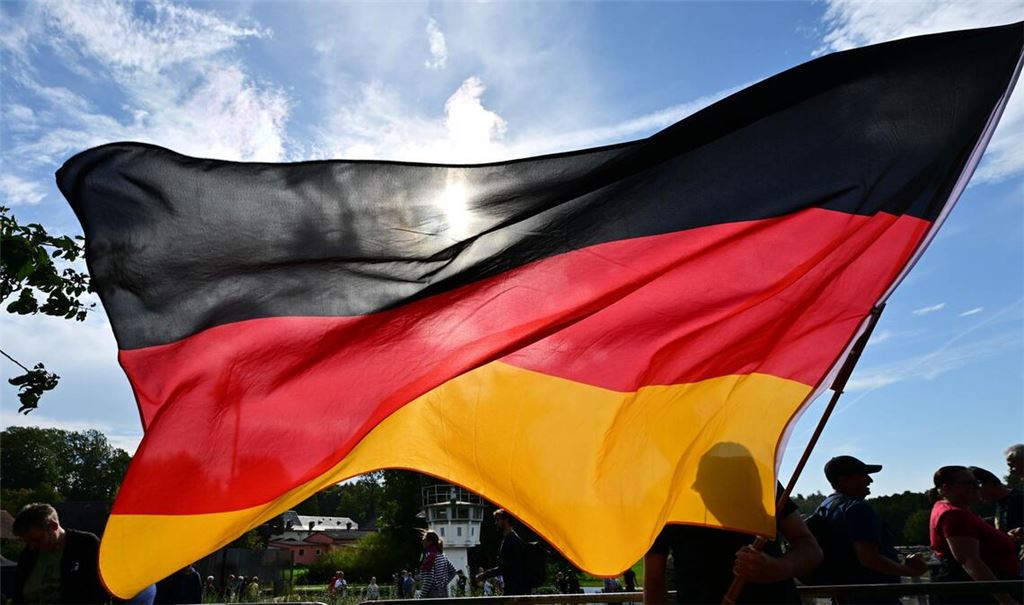 Die AfD will vor jeder öffentlichen Schule in Sachsen die Deutschlandfahne wehen sehen. (Archivbild)