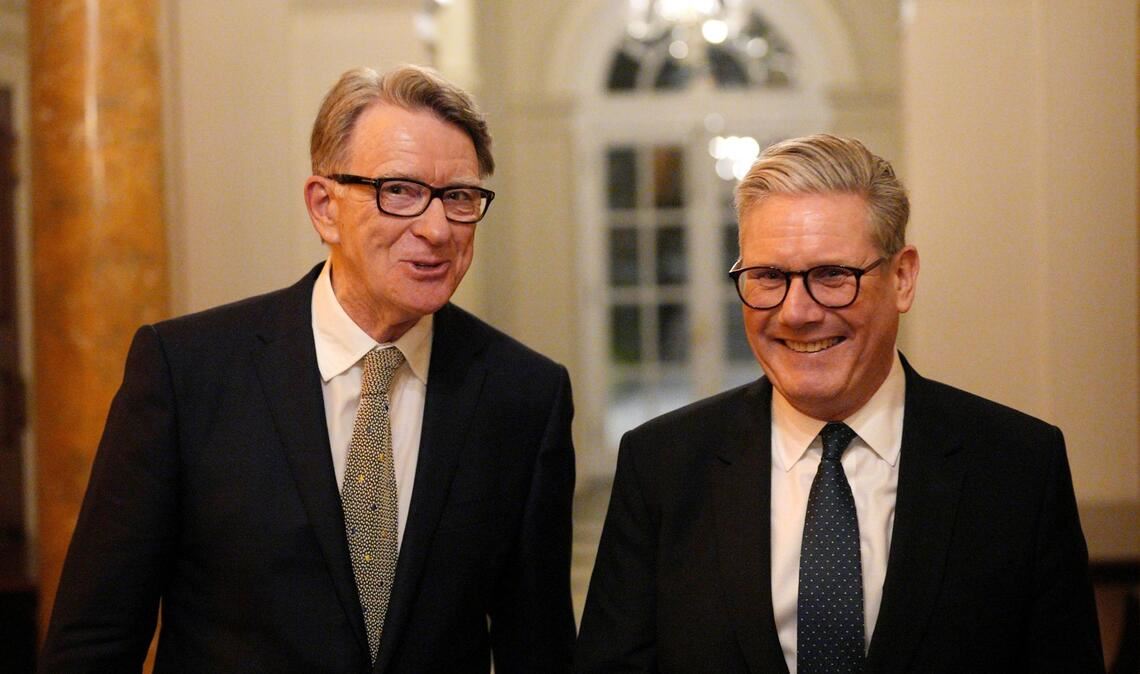 Die Affäre um Peter Mandelson (links) führte beinahe zum Sturz des britischen Premierministers Keir Starmer (rechts). (Archivfoto)