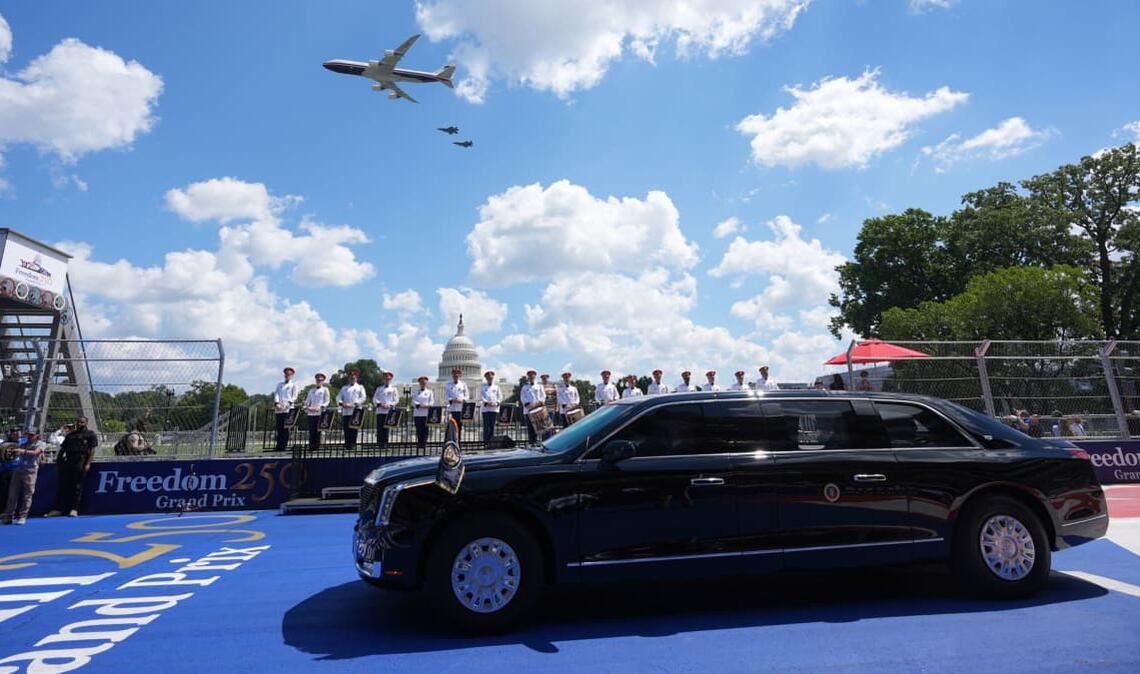 Die „Air Force One“ und vier F-35 fliegen über die Rennstrecke hinweg, während US-Präsident Donald Trump in der als „The Beast“ bekannten Präsidentenlimousine vor dem IndyCar-Rennen „Freedom 250 Grand Prix“ eine Runde über die Rennstrecke dreht.