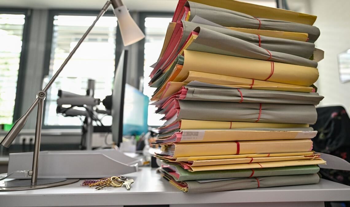 Die Aktenberge bei den Staatsanwaltschaften wachsen. (Symbolbild)