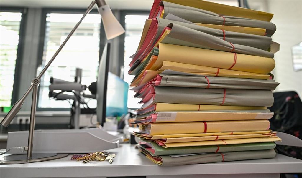 Die Aktenberge bei den Staatsanwaltschaften wachsen. (Symbolbild)