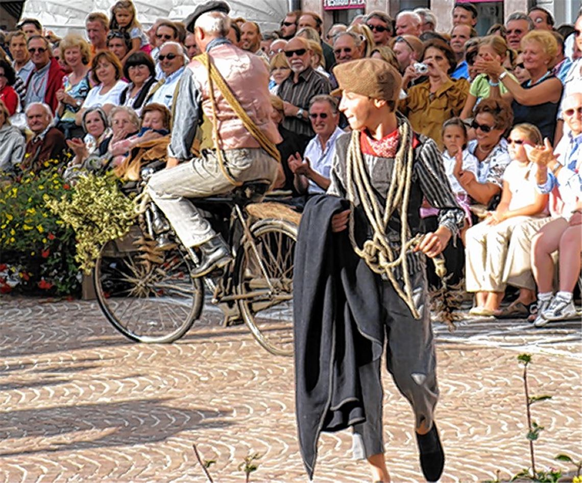 Die Akteure von „Le Arti per Via“ machen am Wochenende Station auf der Gartenschau in Mühlacker und zeigen, wie Handwerker und Händler einst ihre Waren und Dienstleistungen an den Mann und die Frau gebracht haben.