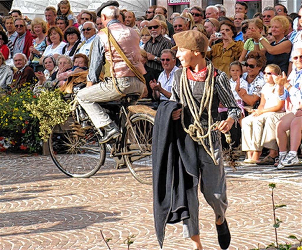 Die Akteure von „Le Arti per Via“ machen am Wochenende Station auf der Gartenschau in Mühlacker und zeigen, wie Handwerker und Händler einst ihre Waren und Dienstleistungen an den Mann und die Frau gebracht haben.