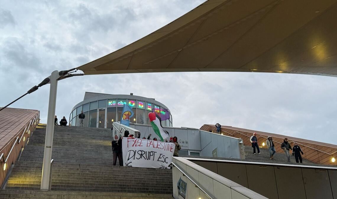 Die Aktivisten protestierten mit Sprechchören und Plakaten auf den Stufen der städtischen Hauptbücherei gegen die Teilnahme Israels am ESC.