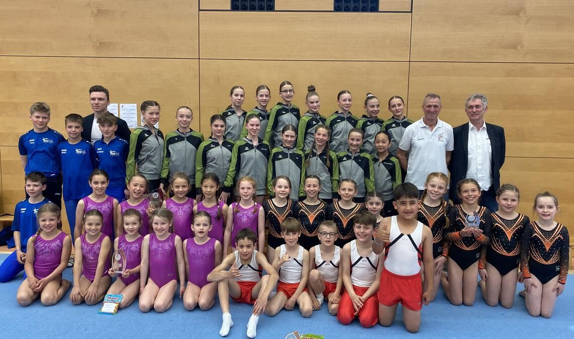 Die Altersklassen 8-9, 10-11 und 12-13 mit Kampfrichtern des Turngau Pforzheim-Enz.