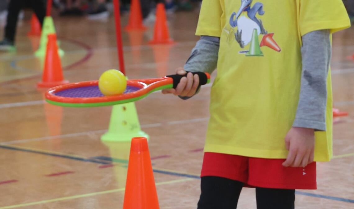 Die Ameisen-Station: konzentriert wird der Ball auf dem Schläger balanciert. Wer es sogar durch einen Slalom-Parcours schafft, sammelt zwei Punkte für sein Team.