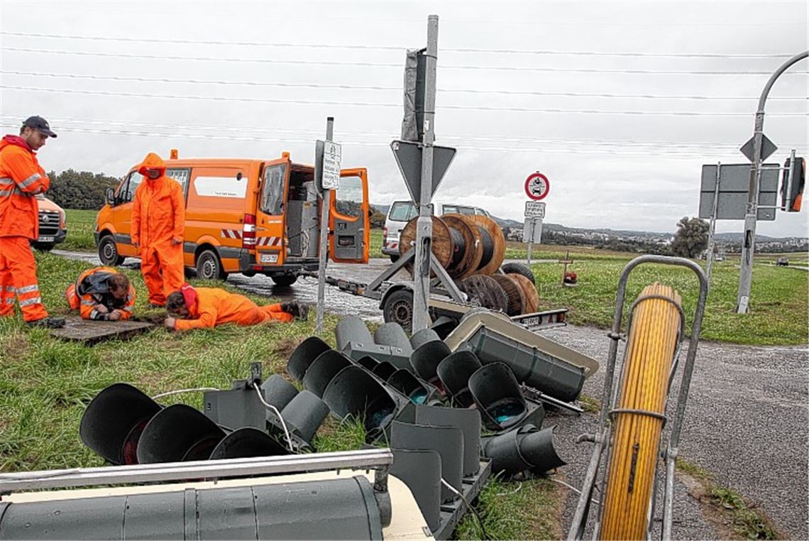 Die Ampelanlage an der B10 bei Mühlhausen wird auf LED-Technik umgestellt.