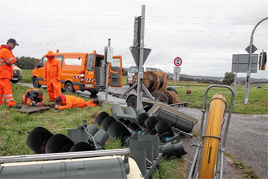 Die Ampelanlage an der B10 bei Mühlhausen wird auf LED-Technik umgestellt.