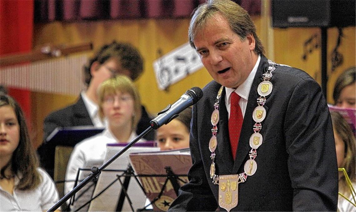 Die Amtskette wiegt zwar schwer, aber Heinz-Peter Hopp – hier beim Neujahrsempfang 2011 – trägt diese Last gerne und muss sich jetzt erklären, ob er eine dritte Amtszeit anstrebt. Foto: Archiv Hansen