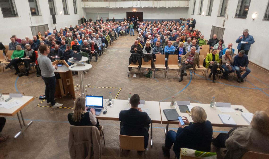 In Enzberg herrscht ein großer Redebedarf Die Amtsleiterinnen und Amtsleiter der Mühlacker Stadtverwaltung stehen über 300 Enzbergerinnen und Enzbergern dreieinhalb Stunden lang Rede und Antwort. Fotos: Fotomoment