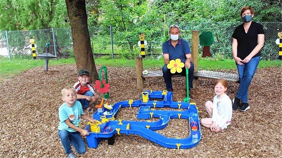 Bürgermeister beschenkt Kinder