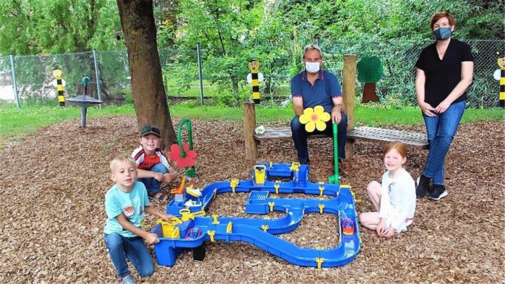 Bürgermeister beschenkt Kinder