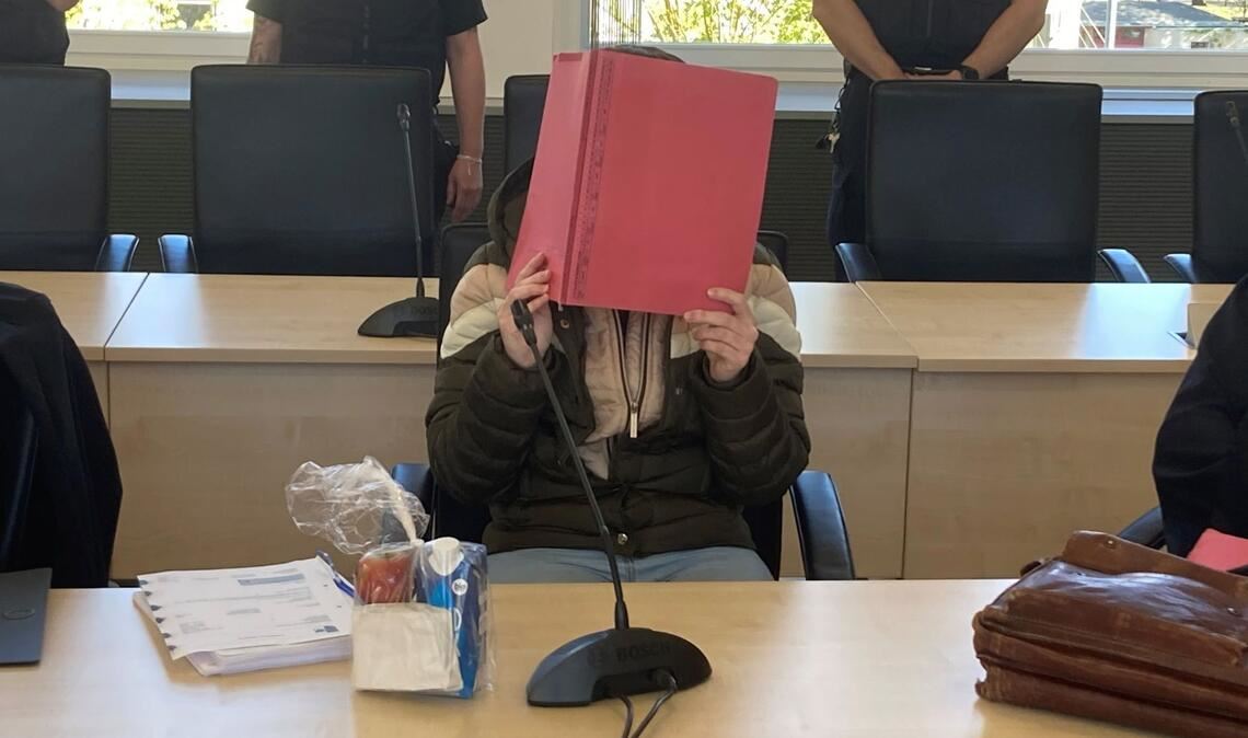 Die Angeklagte im Saal 2.002 im Rostocker Landgericht.