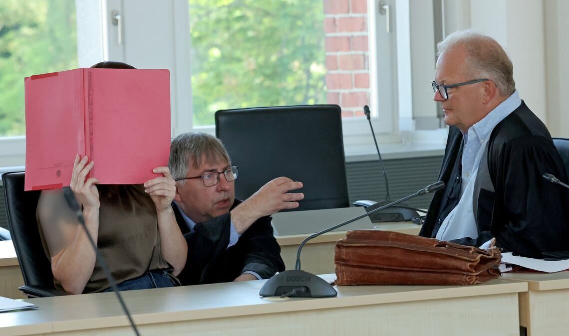 Die Angeklagte (l-r), wird von den Rechtsanwälten Andreas Ohm und Thomas Löcker verteidigt.