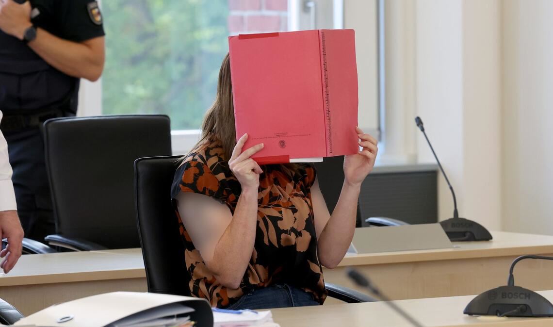 Die Angeklagte schweigt bislang vor Gericht zu den Vorwürfen.