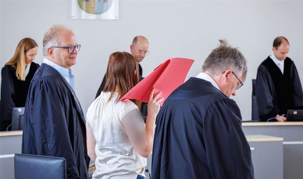 Die Angeklagte schweigt bislang zu den Vorwürfen.