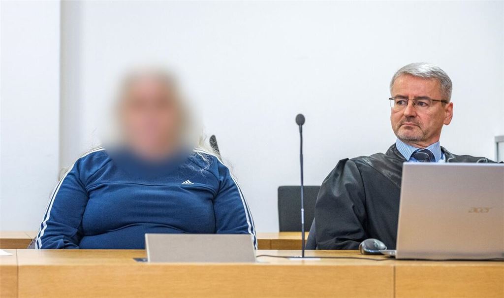 Die Angeklagte sitzt im Saal des Landgerichts Deggendorf neben ihrem Verteidiger Stefan Rothneichner.