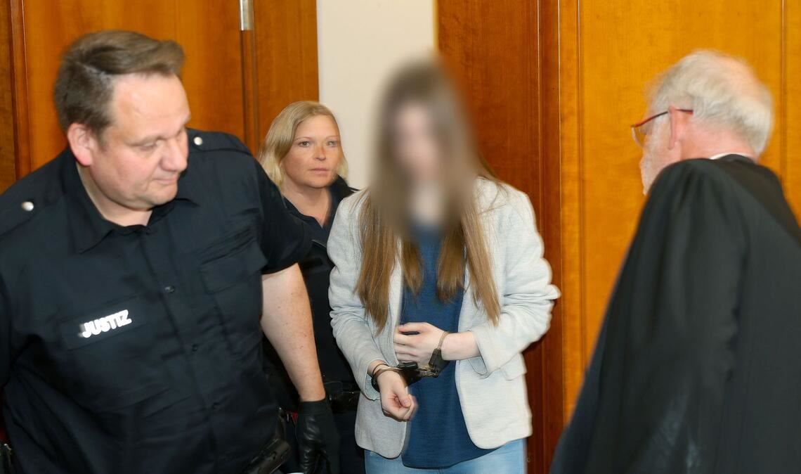 Die Angeklagte und das Opfer kannten sich aus einer Wohngruppe einer Kinder- und Jugendhilfe.