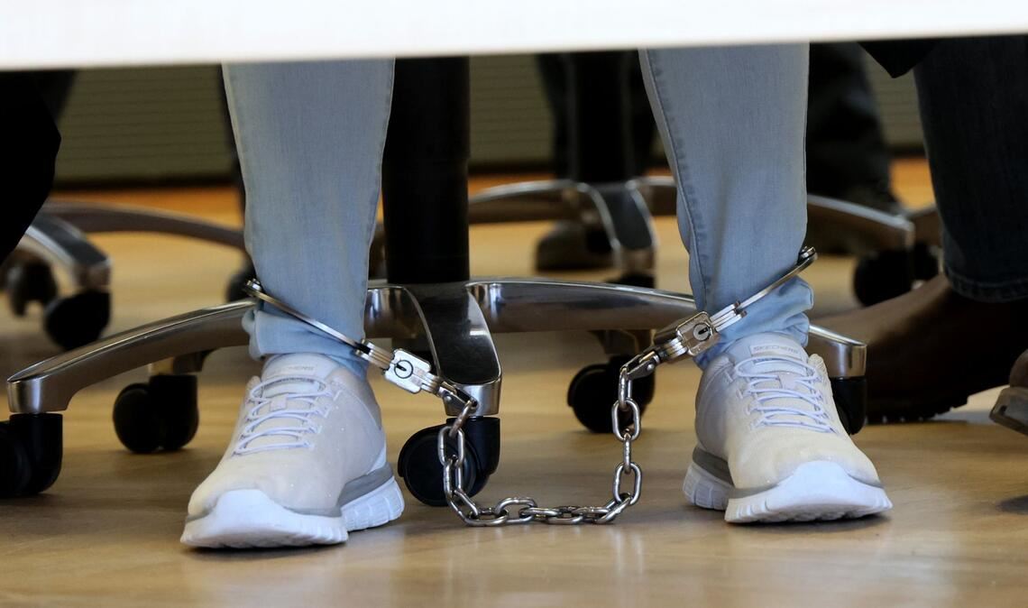 Die Angeklagte wurde zunächst mit Fußfesseln in den Gerichtssaal geführt, die ihr aber später abgenommen wurden.