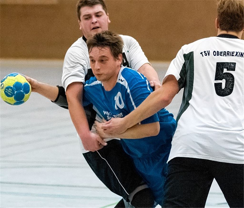Die Angreifer des SV Illingen (Fabian Behre, in Blau) sind für die Abwehr des TSV Oberriexingen II kaum aufzuhalten. Foto: Zschorsch