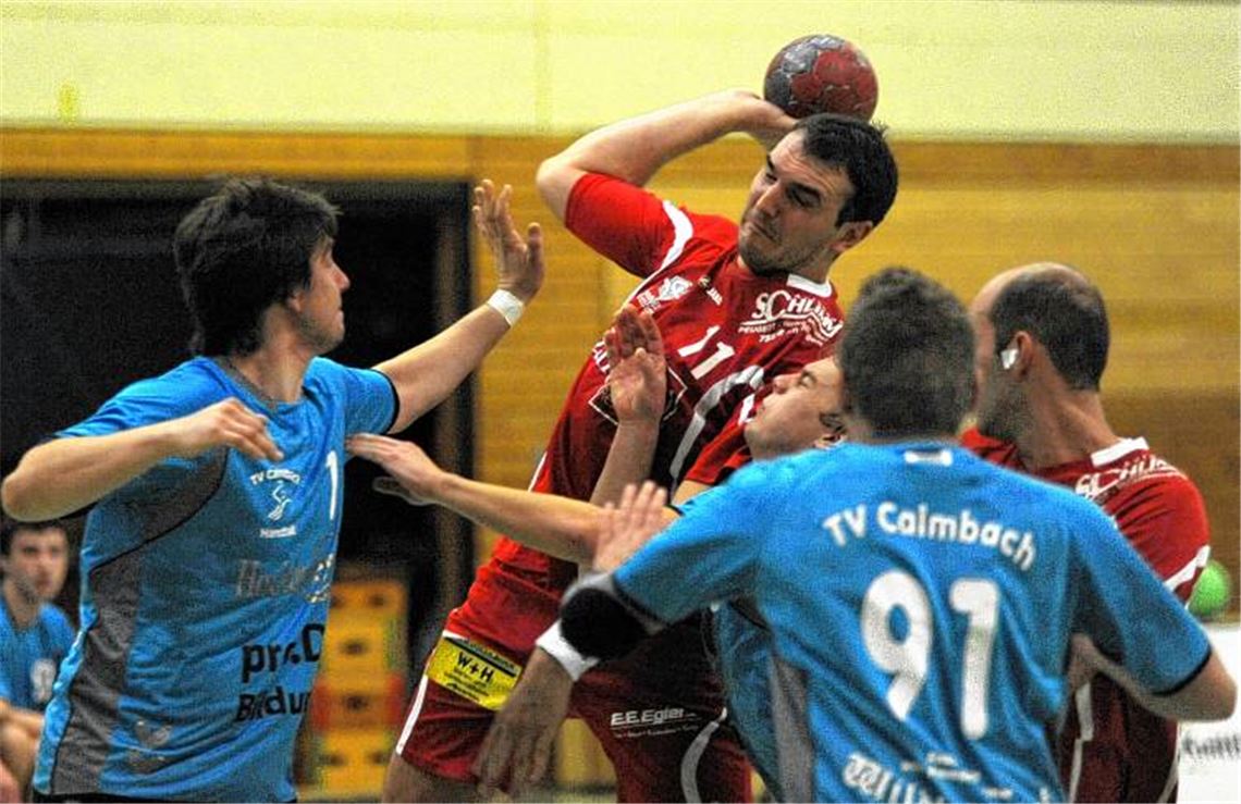 Die Angreifer des TSV Knittlingen (rote Trikots) geizen mit Toren. Die dritte Niederlage im fünften Saisonspiel ist die logische Folge. Foto: Fotomoment