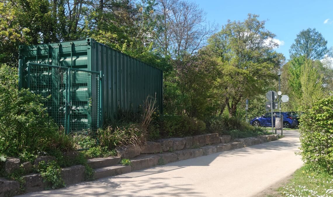 Die Anlage im Container neben dem Jugendhaus und Erlenbach filtert CKW-Verunreinigungen, die von Firmen viele Jahre zuvor verursacht wurden, aus dem Grundwasser. Foto: Deeg