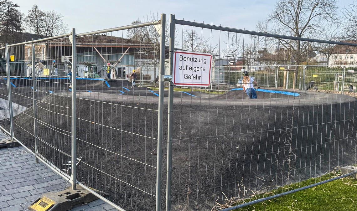 Die Anlage mit dem keineswegs offiziellen Hinweisschild. Foto: privat