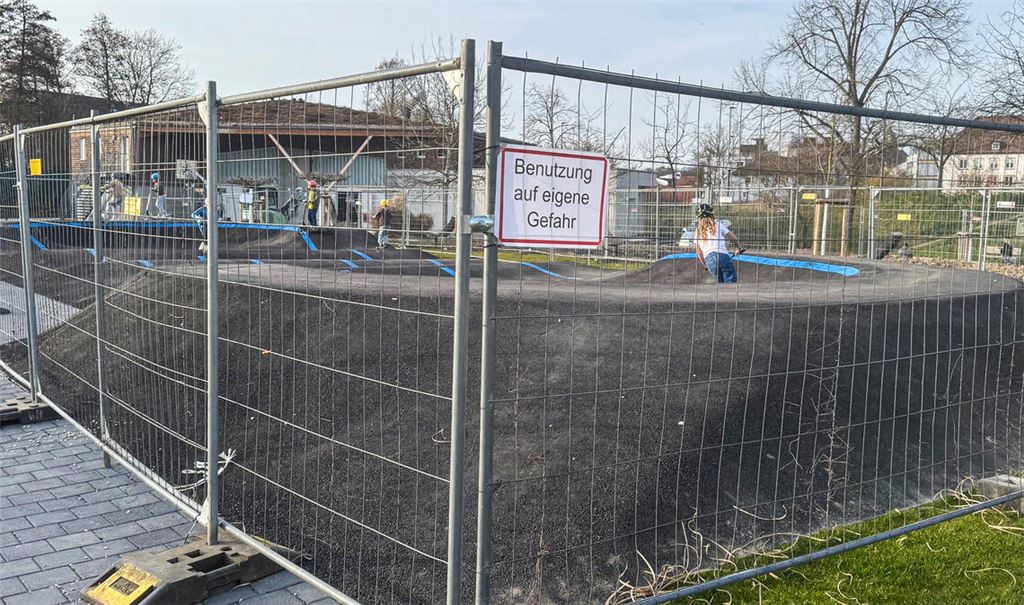 Die Anlage mit dem keineswegs offiziellen Hinweisschild. Foto: privat