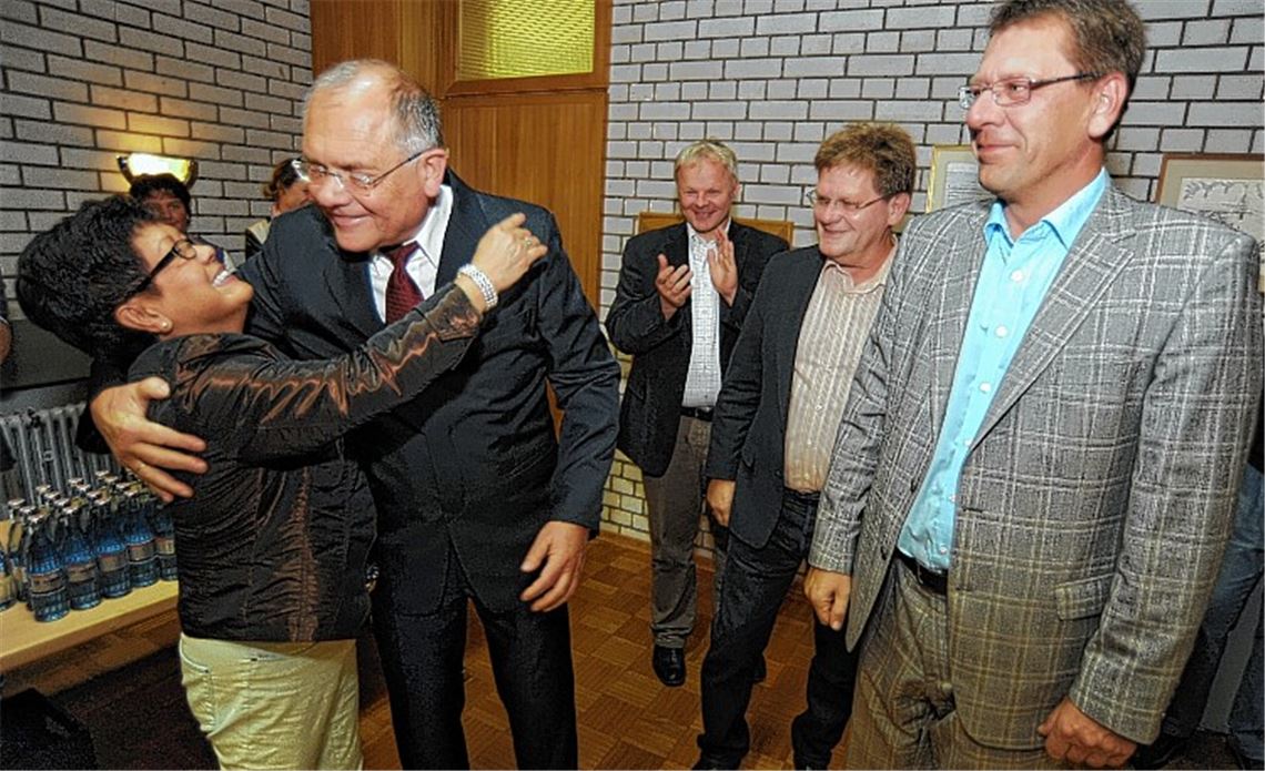 Die Anspannung weicht der Erleichterung: Norbert Holme (Zweiter von li.) mit seiner Frau Lily nach der Verkündung des Ergebnisses..