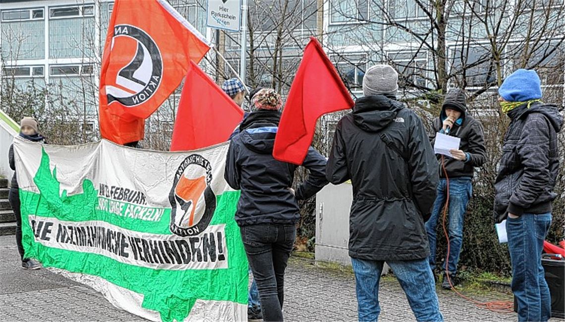 Eine kleine Demo zum Prozessauftakt Eine kleine Demo zum Prozessauftakt