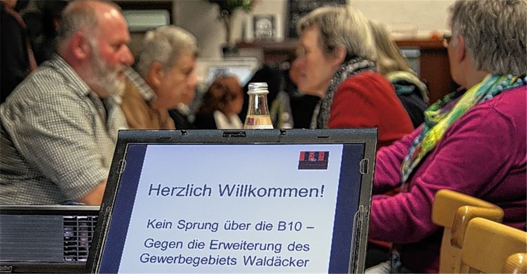 Die Anwesenden sind sich einig: Eine Erweiterung des Gewerbegebiets über die B10 nach Süden kommt für sie nicht infrage.